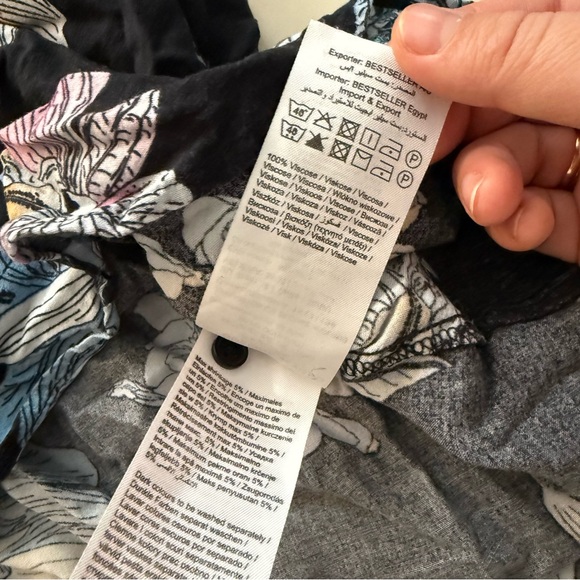 Jacqueline de Yong Moody Dark Floral Whimsical Lightweight Breezy Top Blouse - Picture 6 of 6